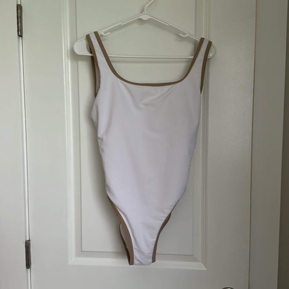 Lainsnow White One Piece